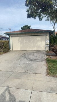 Building Photo - Stunning 4-bedroom, 2-bathroom