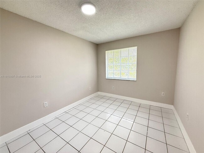 Building Photo - 800 SW 10th Ave