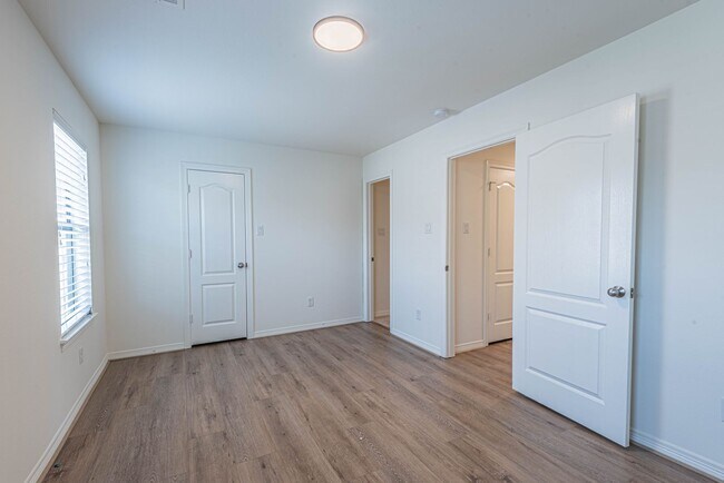 Building Photo - 8117 Silverton Creek Ln