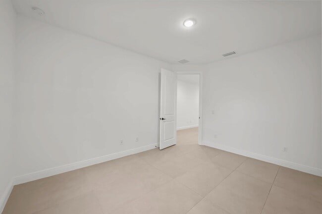 Building Photo - 633 55th St