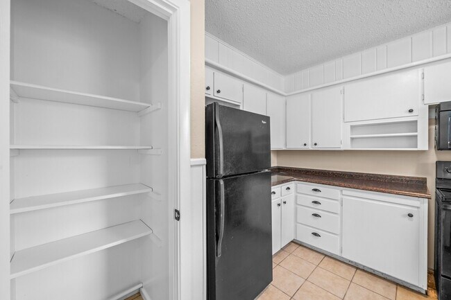 Building Photo - Open Concept 3/2/2, Minutes from LCU & Medical