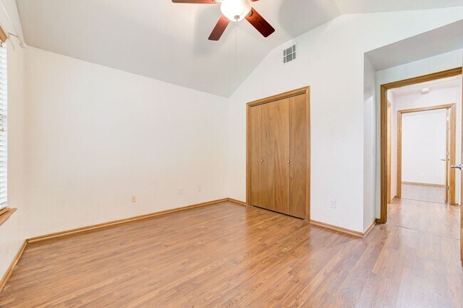 Building Photo - Beautiful 3-Bedroom / 2-Bathroom home in Yukon!
