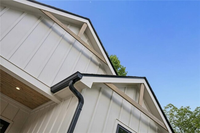 Building Photo - 2050 Morehouse Dr NW