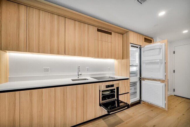 Building Photo - 225 N Miami Ave