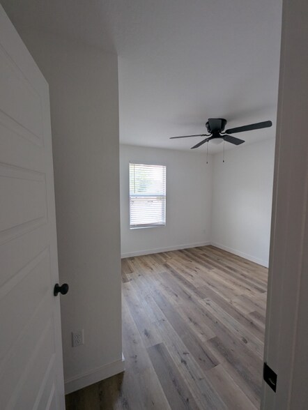 Building Photo - 913 Olive St