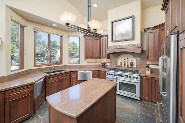 Building Photo - 4725 N Brookview Terrace