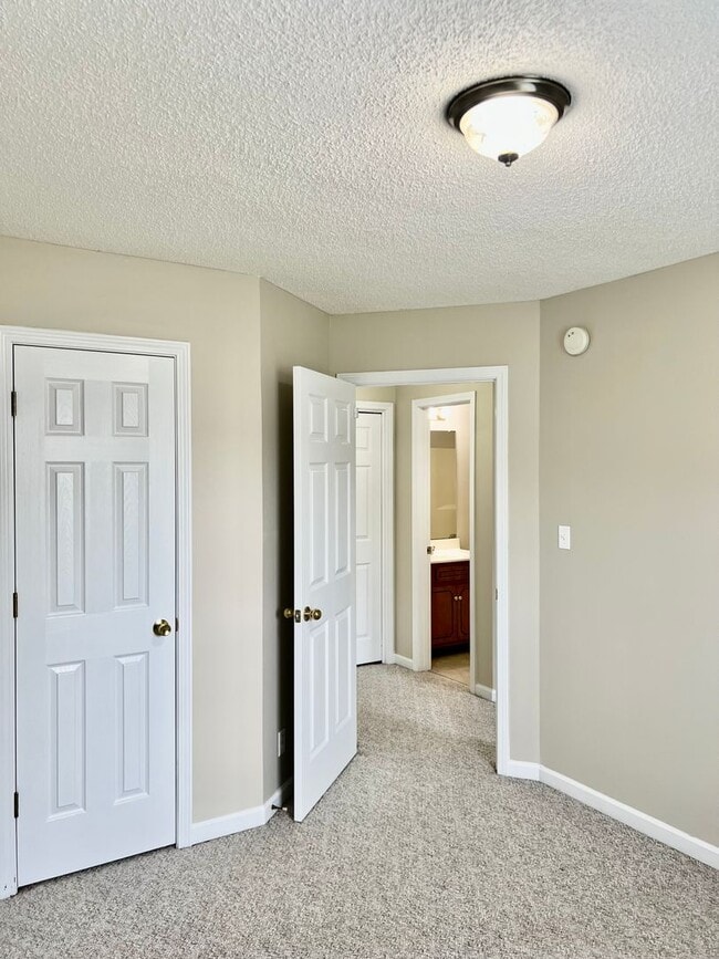 Building Photo - AVAILABLE NOW! 3 Bedroom Home Available of...