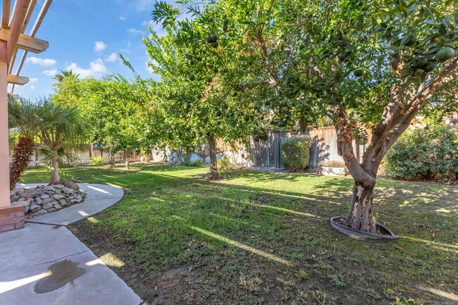 Building Photo - 44295 Las Vistas Dr