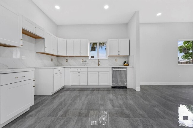 Building Photo - 5250 SW 18th St