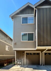 Building Photo - Columbia City Townhouse