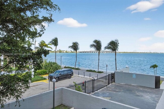 Building Photo - 555 NE 30th St