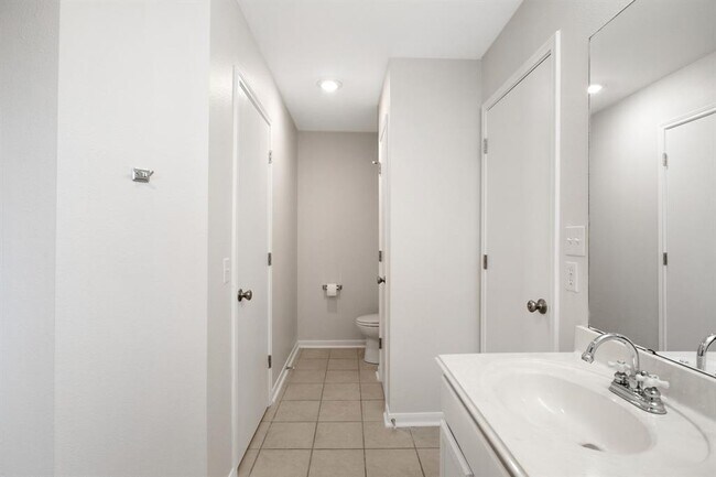 Building Photo - 809 Deercreek Ln