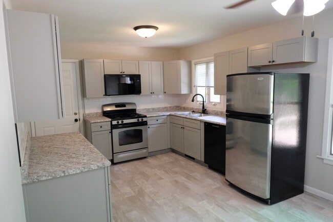 Building Photo - Just Remodeled!  3 Bedroom 1 Bath near jus...