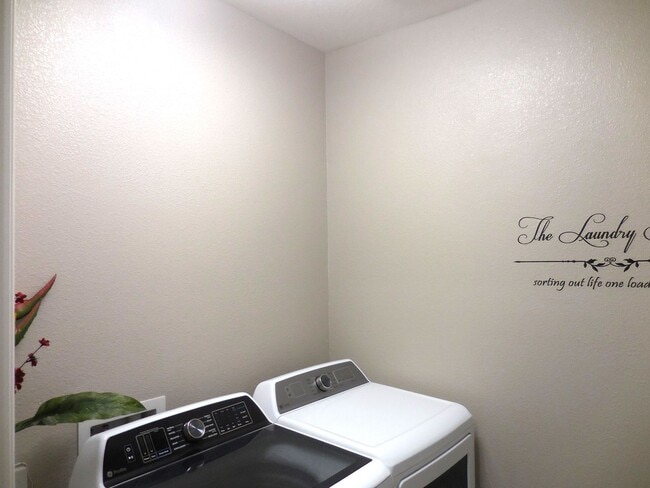 Building Photo - Spacious Single-Story Home with Pool, Solar & Outdoor Kitchen