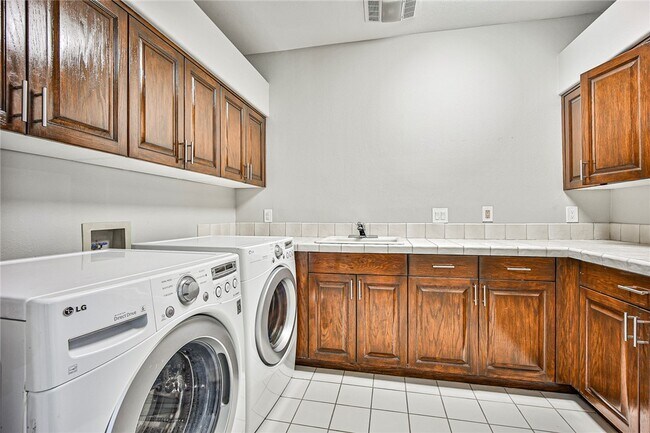 Building Photo - 3137 Beach View Ct