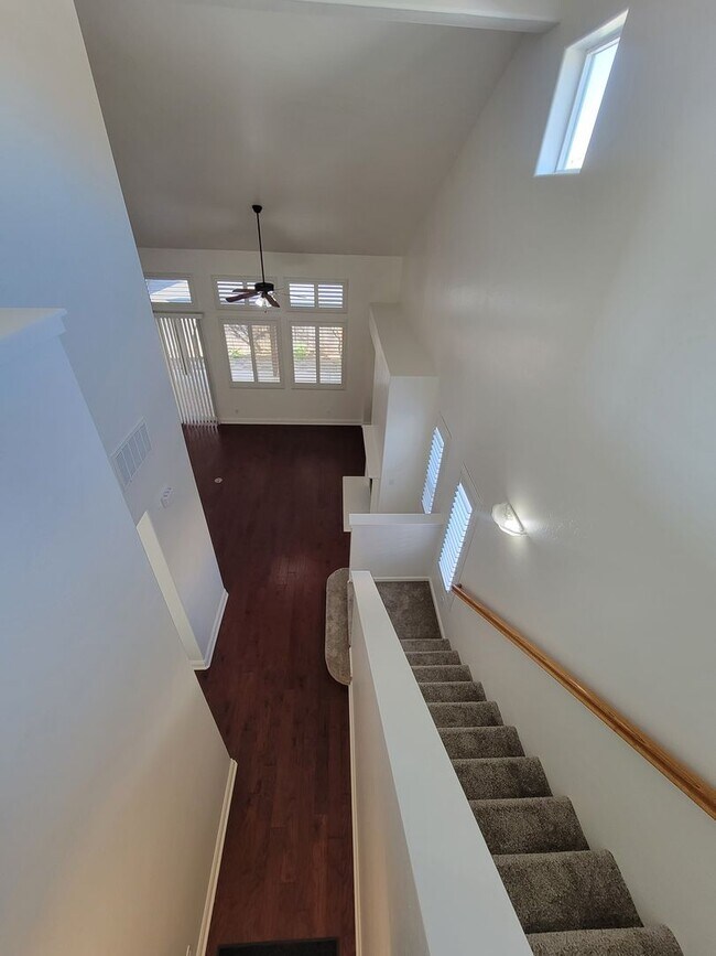 Building Photo - 3 bedroom 2.5 bathroom in desirable NW Visalia Bella Sera gated community!