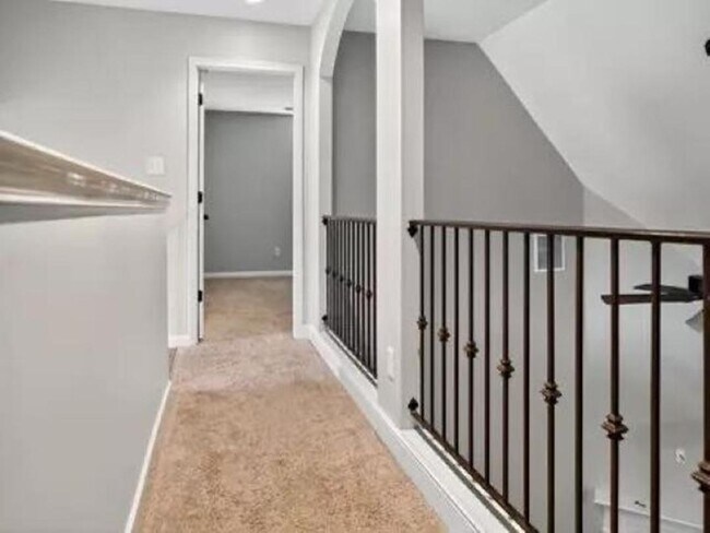 Building Photo - 6135 Abigail Bluffs Dr