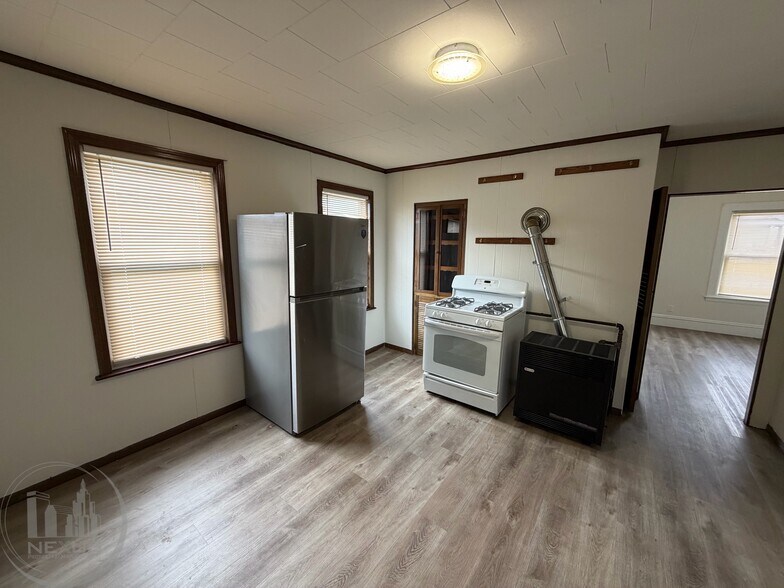 Building Photo - 73 Esther St