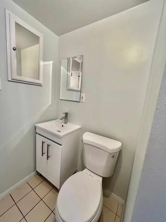 Building Photo - Beautiful 4 BR + den 2 FB home in corner lot!