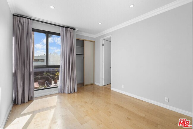 Building Photo - 4477 Wilshire Blvd