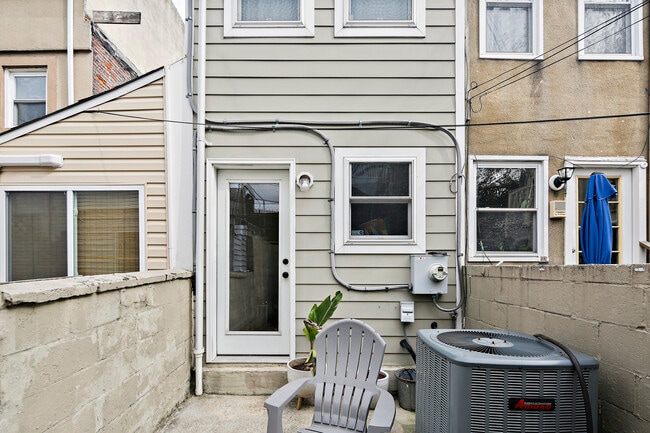 Building Photo - 614 S Port St