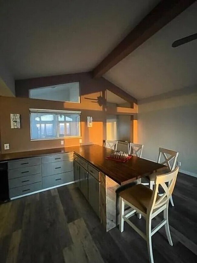 Building Photo - Beautiful country living!