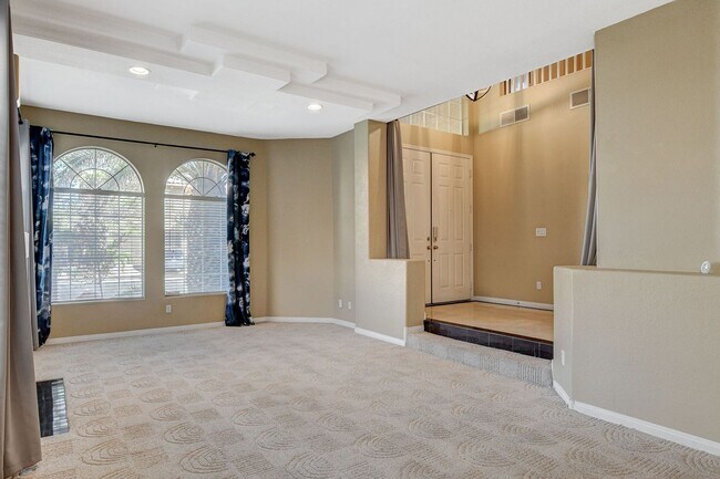 Building Photo - 5 BDR/ 4.5 BTH, Triple Master Home including pool & spa!