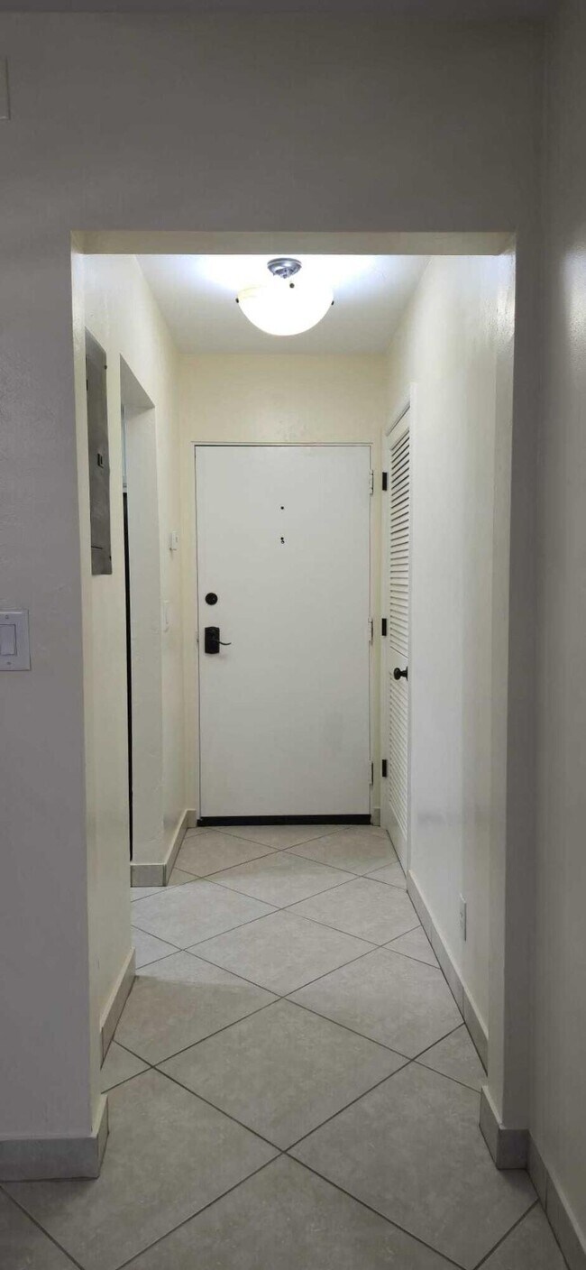 Building Photo - 105 S Riverside Dr