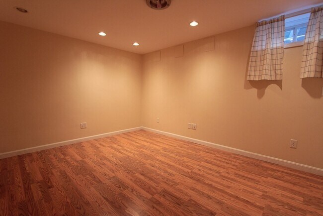 Building Photo - 49 Wyman St