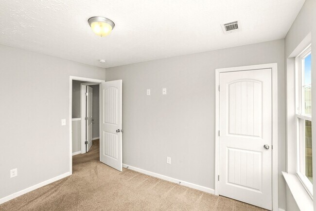 Building Photo - 733 Hollandale Rd