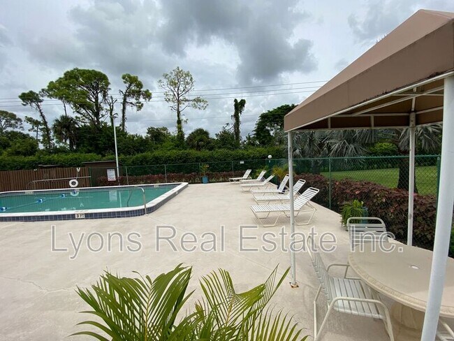 Building Photo - 1667 Park Meadows Dr