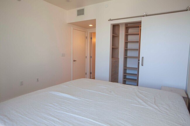 Building Photo - 2BD/2BA Modern Condo w/ Abundant Natural L...