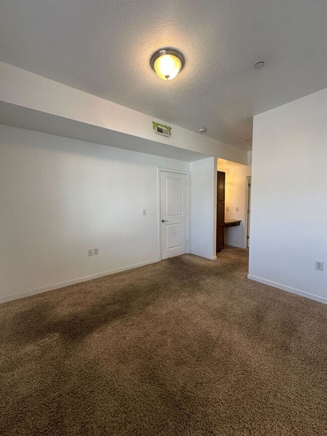 Building Photo - Gorgeous Condo!