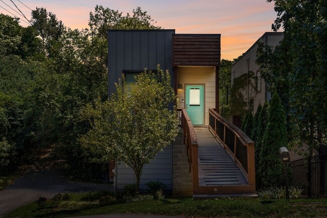 Building Photo - 4 Bedroom/ 2.5 Bath Home in East Nashville...
