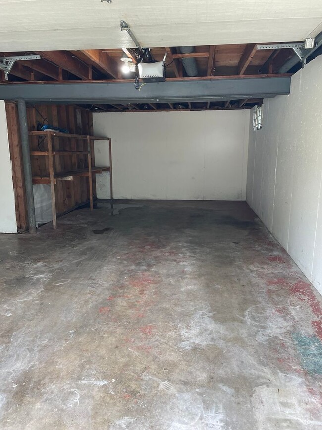 Building Photo - 3 Bedroom 1.5  Bath Home For Rent