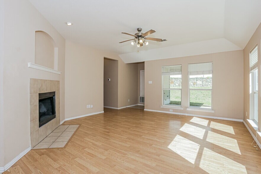 Building Photo - 317 Creekview Dr