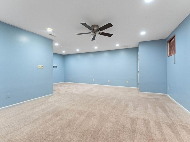 Building Photo - 5 Larkspur Ct