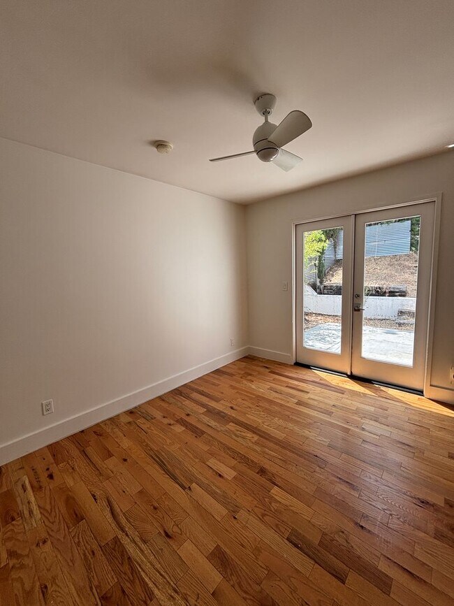 Building Photo - 843 Robinson St