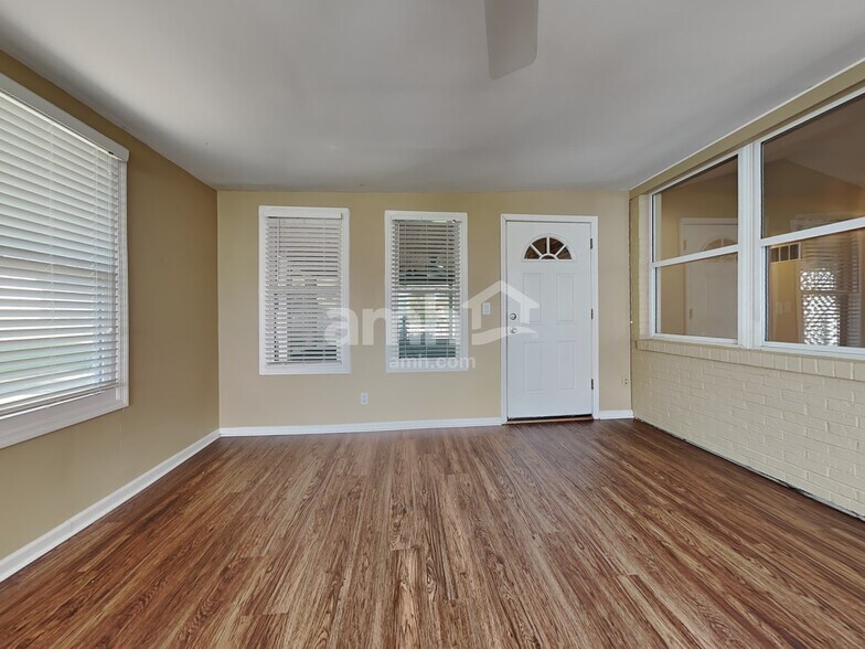 Building Photo - 7301 Blackstone Dr