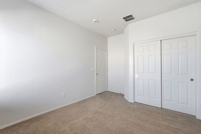 Building Photo - Moving in Special on OAC, 6bedroom 3bath Sparkling pool