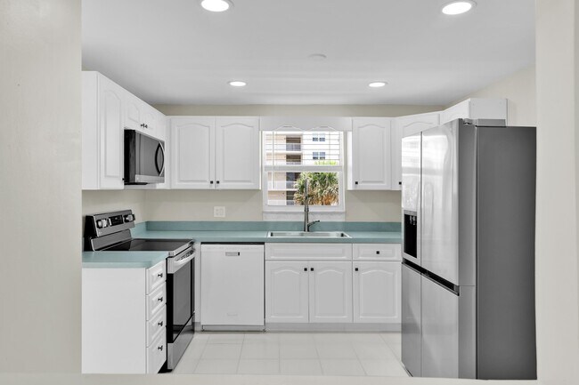 Building Photo - 1050 Hillsboro Mile