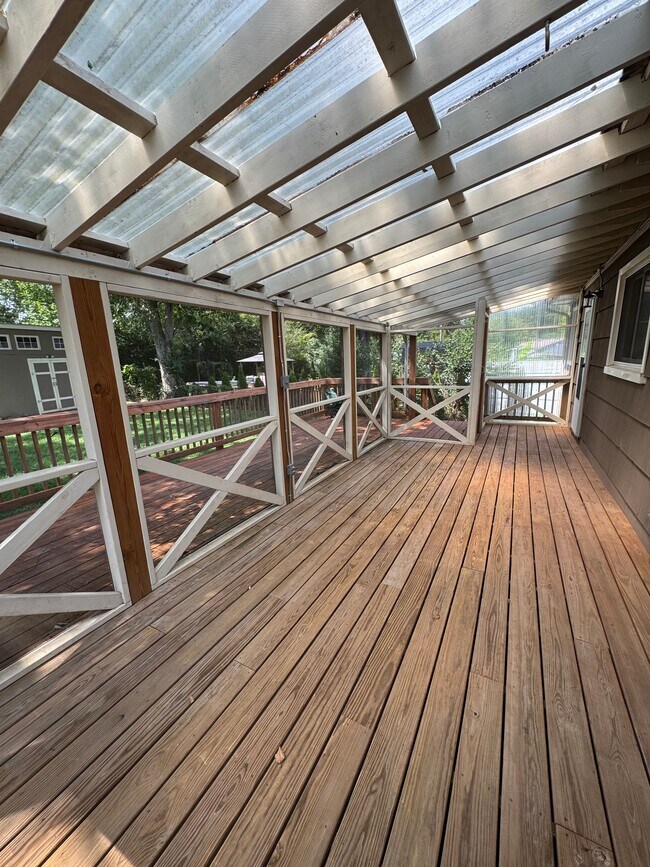 Building Photo - 4011 Longwood Dr