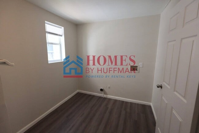 Building Photo - Three Bedroom House