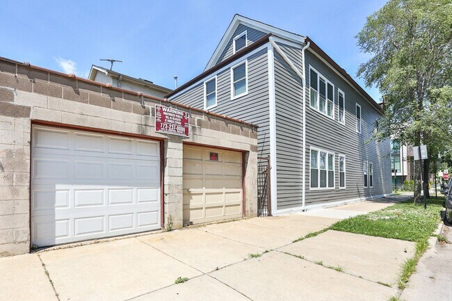 Building Photo - Gorgeous 1Bed in Logan Square! Condo Quality! In-Unit Laundry! Central Air! Stainless Steel!