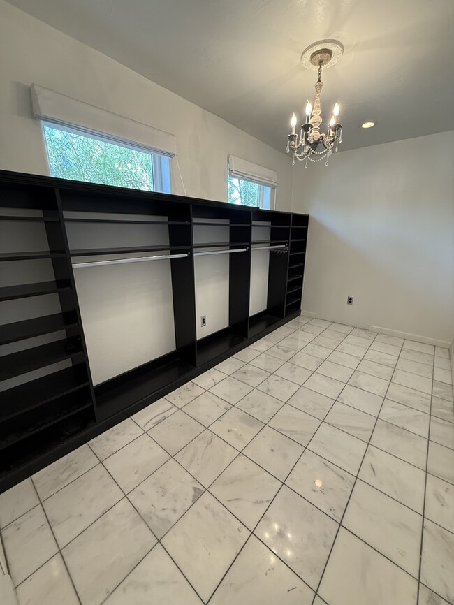 Building Photo - HOUSE FOR RENT