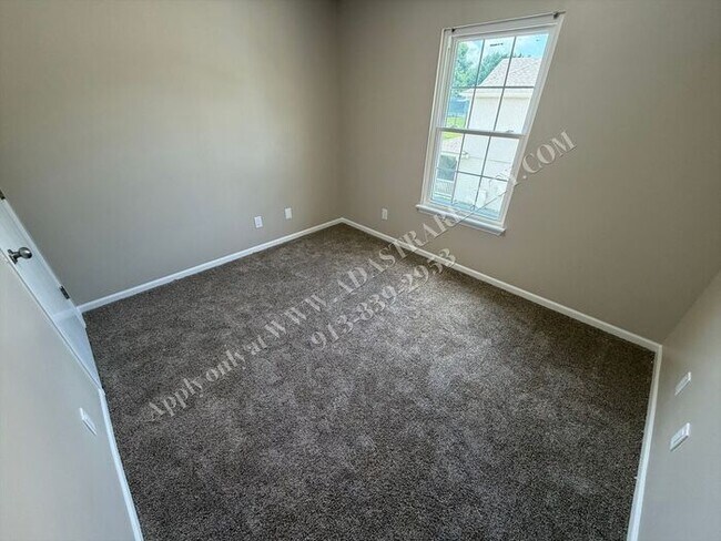 Building Photo - Beautiful Townhome in Olathe-Available NOW!!