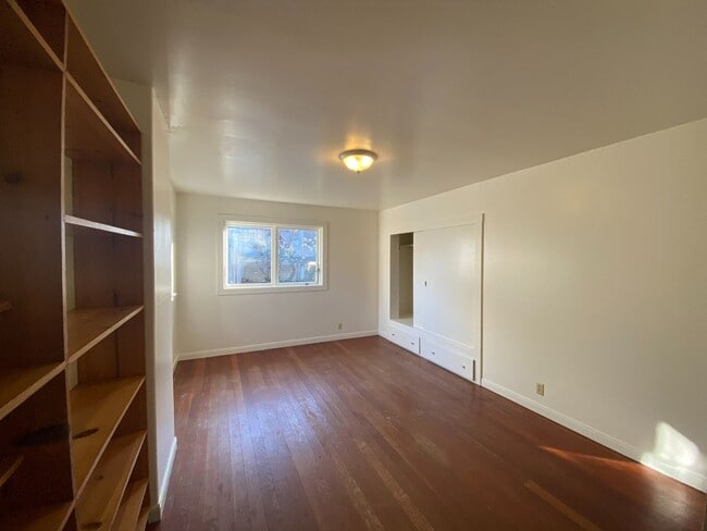 Building Photo - House with Charm, 2/1 with large garage and bonus room & bathroom