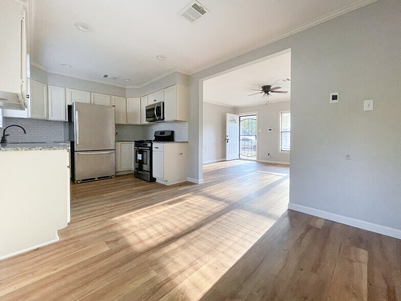 Building Photo - 207 N Bermuda St