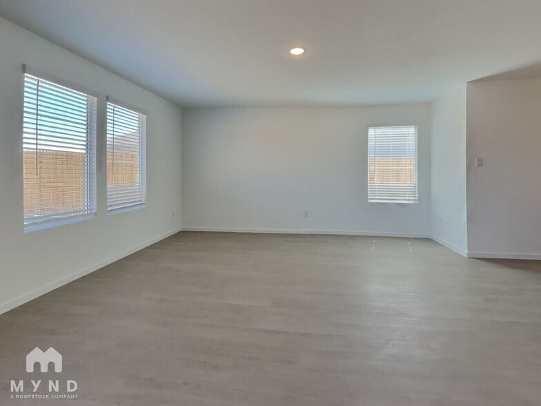 Building Photo - 302 Gadwall Ave