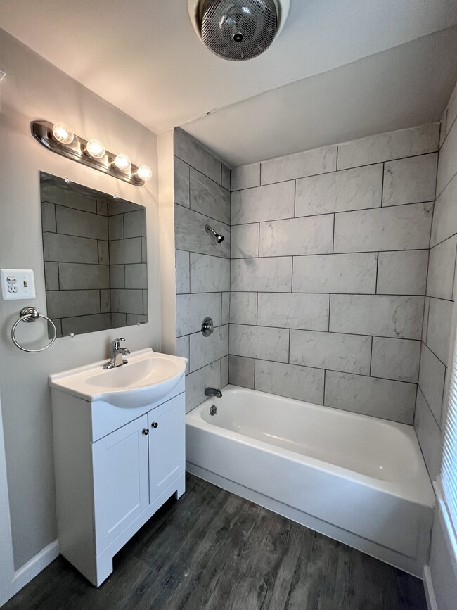 Full Bath - 729 3rd St